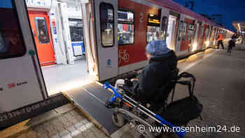 Rollstuhlfahrer in Gleisbett von Zug erfasst und „weggeschleudert“