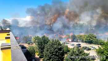 Incendi a Roma: fiamme vicino alle abitazioni. Fumo sino al Raccordo anulare e sull'A24
