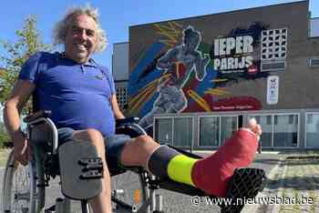 Filip (62) gaat Cats steunen aan ‘Emma-gevel’, ondanks “heel slechte breuk”: “Gips in drie kleuren is duurder, maar dat geeft niet”