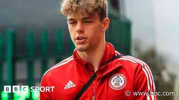 Accrington goalkeeper Isherwood signs new deal