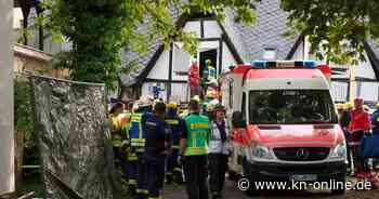 Hotel­einsturz in Kröv: Feuerwehr trägt letzte Überlebende aus den Trümmern