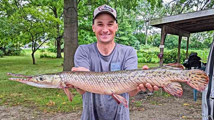 Fort Wayne angler reels in state record spotted gar at Chain O' Lakes State Park