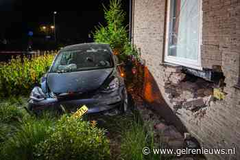 Jongeman in Tesla crasht tegen woning