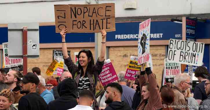 Gegenprotest in England: Tausende stellen sich gegen Rechts