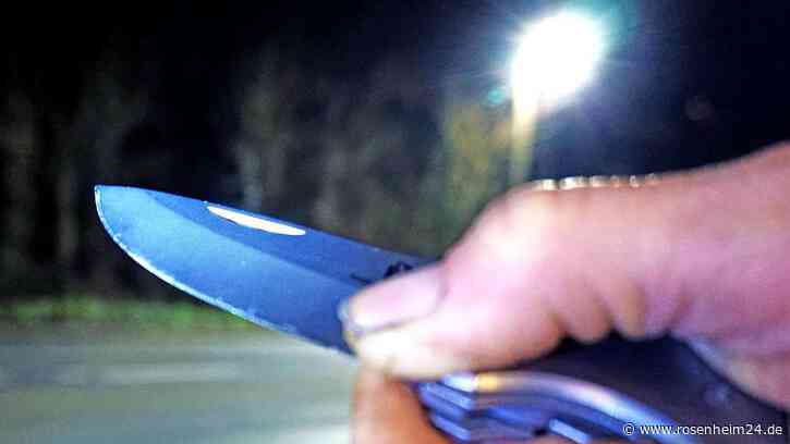 Täter flieht auf Fahrrad: Mann vor Postfiliale in Grainau mit Cuttermesser bedroht und ausgeraubt