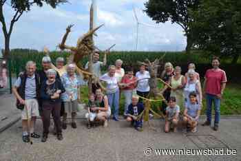 Jong en oud bouwt samen strooien hopduvels, soms tot wel twee meter hoog: “Het is heel leuk om te doen”