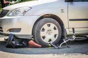 Fietsster komt onder auto terecht