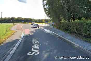 Zestiger stapt uit om plasje te maken en wordt aangereden door eigen wagen