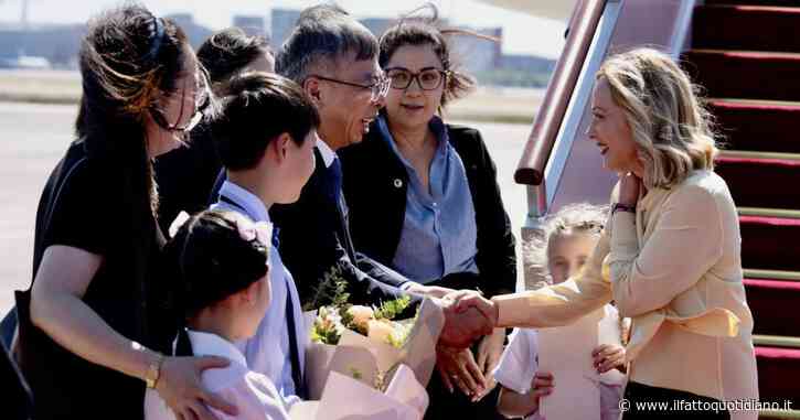 Meloni con la figlia in Cina? “Altro che modello. Per le comuni mortali portare i bimbi al lavoro non è una scelta”