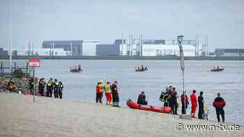 Vor den Augen der Eltern: Mädchen versinkt in der Elbe
