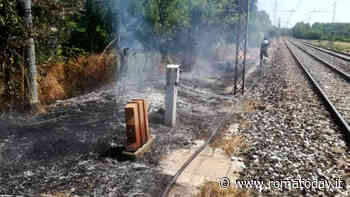 Incendi vicino ai binari: sospesa l'alta velocità Roma-Napoli. Ritardi fino a tre ore