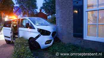 112-nieuws: taxibusje ramt huis • motorrijder gewond na botsing