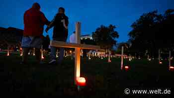 Stahlarbeiter stellen Kreuze vor Thyssenkrupp-Verwaltung auf