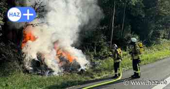 Unfall auf der A2 bei Hannover: Auto fährt gegen Baum und brennt