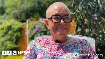 Woman with terminal cancer raises £128k for NHS