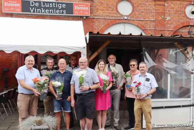 Lustige Vinkeniers Eine zetten hun kampioenen in de bloemen