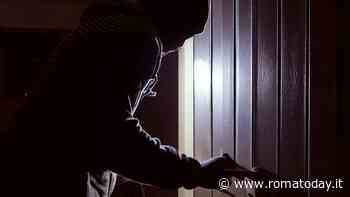 Con un piede di porco tenta furto in appartamento, i condomini lo inseguono e lui resta ferito