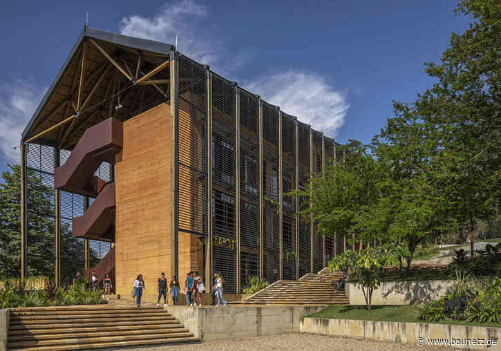 Lehmblock unterm Satteldach - Universitätsgebäude in Kolumbien von taller de arquitectura de bogotá