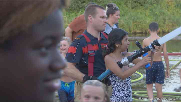 Noordoostpolder - Kinderen in Bant genieten van verkoelende waterpret met brandweer