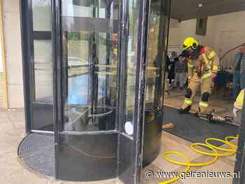 Meisje raakt bekneld tussen draaideur