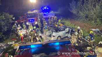 Direkt an Grenze zur Region: Mann (44) kracht mit Wagen frontal in Baum – schwer verletzt