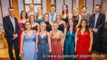 Abschlusszeugnis für die neuen Pflegefachkräfte am Klinikum Landsberg