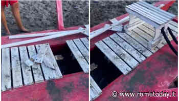 Vandali al mare danneggiano pattino del servizio di salvataggio della spiaggia libera