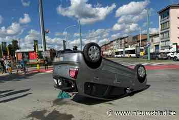 Wagen belandt op het dak bij ongeval op Groenendaallaan: twee bestuurders gewond
