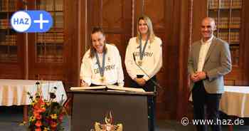 Hannover 3x3 Basketballerinnen tragen sich ins Goldene Buch der Stadt ein