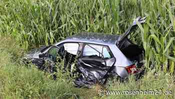 Unfall auf AÖ18: Zwei Autos in Maisfeld geschleudert - zwei Personen in Klinik