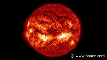 Sun unleashes X-class solar flare, blasts 3rd coronal mass ejection toward Earth in a week (video)