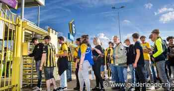 Dolgelukkige supporters moedigen Vitesse massaal aan in de KKD: ‘Het maakt niet uit of we winnen of verliezen, we kunnen de tribune weer op’