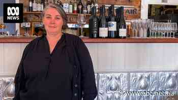 EFTPOS might be more convenient but it's costing cafe, restaurant staff crucial income