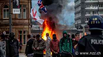 Hohe Migration und Perspektivenlosigkeit der weissen Unterschicht treiben die Krawalle in England an