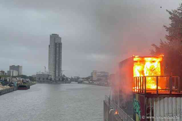 Container brandt uit: dakloze blijft ongedeerd maar is persoonlijke spullen kwijt