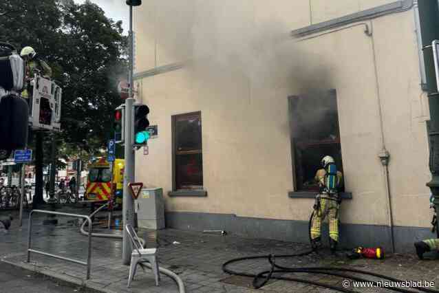 Café en flats onbewoonbaar na brand
