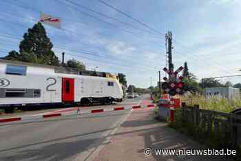 Spooroverwegen in Hombeek gesloten nadat bestelwagen slagboom raakt: “Treinen moeten stapvoets passeren”