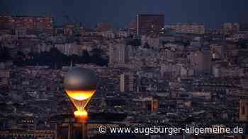 Eine ganz heiße Flamme über den Dächern von Paris