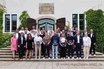 48 ehemalige Azubis feiern