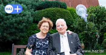 Heinrich Prinz von Hannover gratuliert Musikdirektor Ernst Müller zur diamantenen Hochzeit