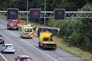 Auto en caravan op z’n kant na eenzijdig ongeval