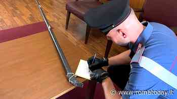 Uno rapina il bar, l’altro lo aspetta fuori col “piede di porco” in mano: finiscono in manette