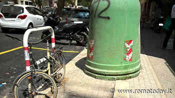 La campana per il vetro spostata e abbandonata sulla rampa per disabili