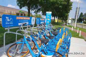 Acht blauwe deelfietsen staan beschikbaar aan bedrijventerrein Opglabbeek
