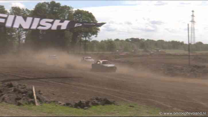 Kraggenburg - Patat, zon en vooral veel stof bij de Autocross Kraggenburg