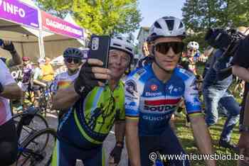 Duizenden fans, een gouden fiets en emoties op het podium: Remco Evenepoel viert gouden dag met zijn supporters: “Dit is uniek”