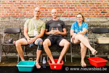 Rode Kruis zorgt onder andere voor een voetbadje na de aankomst