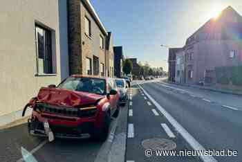 Bestuurster gaat uit bocht en knalt tegen geparkeerd voertuig, geen gewonden
