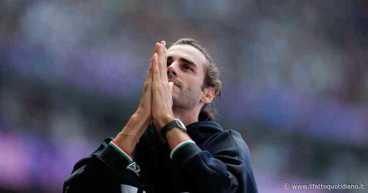 Gianmarco Tamberi allo Stade de France: inizia il suo riscaldamento | La diretta della finale di salto in alto