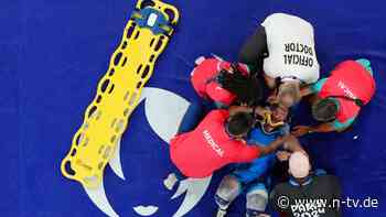 Harter Sturz auf den Hals: Ringerin muss auf Trage abtransportiert werden